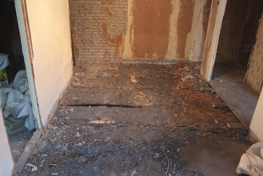 Демонтаж деревянного пола в квартире своими руками: мусор под полом