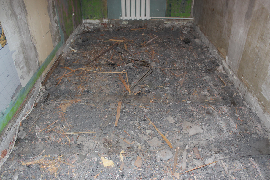 Демонтаж деревянного пола в хрущёвке: мусор под полом