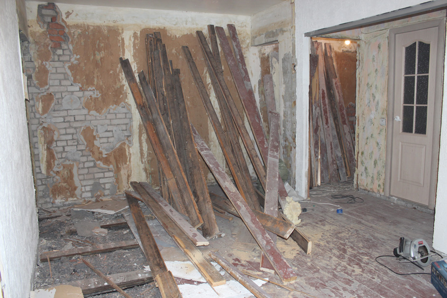 Демонтаж деревянного пола в квартире