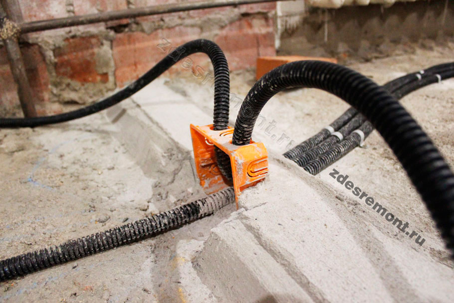 Как ввести кабели в стену снизу