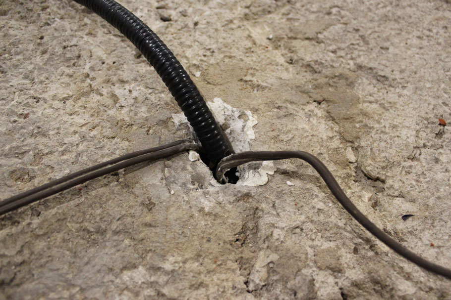 защита кабеля при вводе в перекрытие