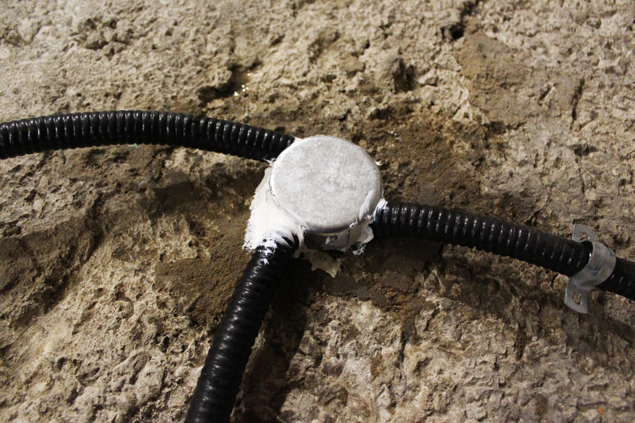 защита кабеля при вводе в плиту перекрытия