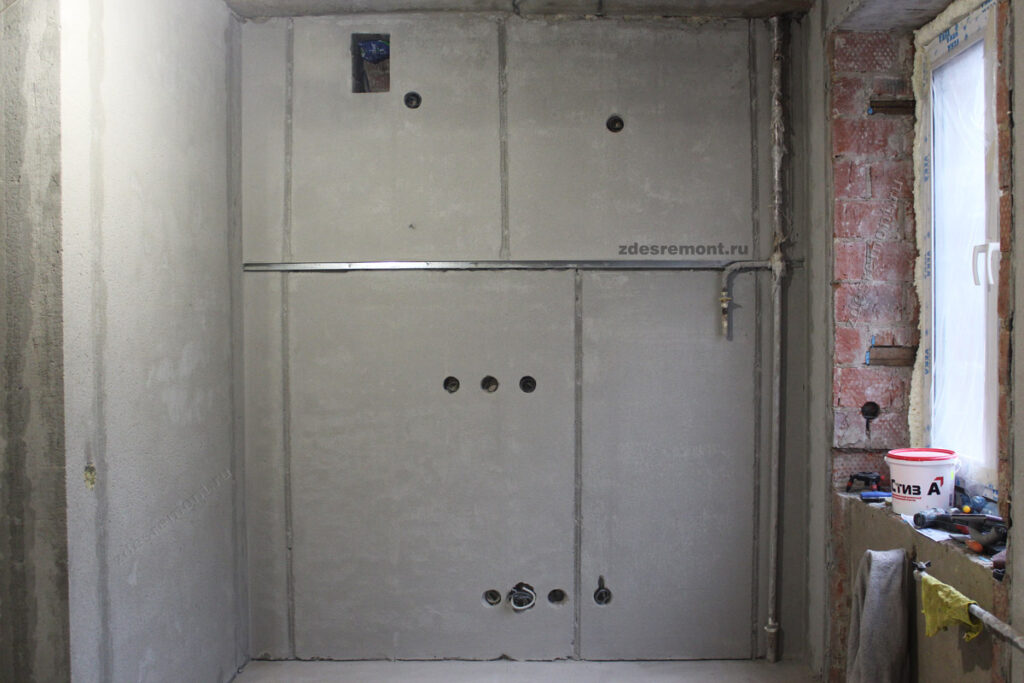 Стена кухни,, заштукатуренная цементной штукатуркой